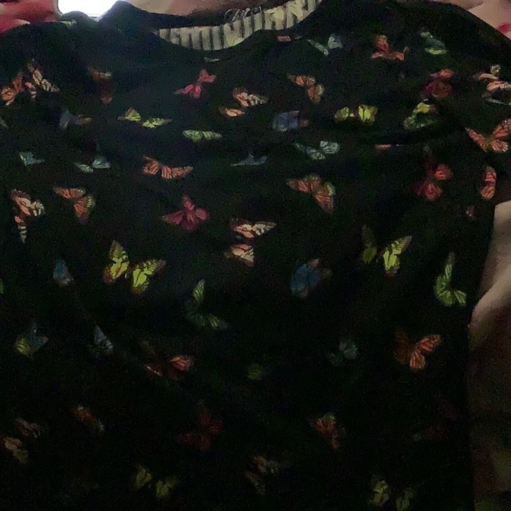 A black shirt with pretty butterflies and it’s in great condition.
